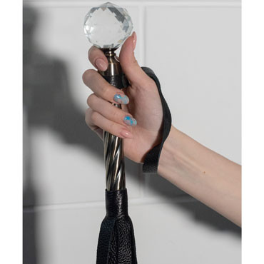 Fetish Dreams Флоггер черный , рукоятка с кристаллом, длинные хлысты