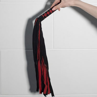 Fetish Dreams Флоггер черно-красный с плетением на рукоятке